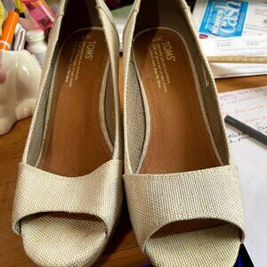 TOMS BEIGE LINEN? PEEP TOE 3" CORK WEDGE HEEL SHOES  SIZE 9 LIKE NEW